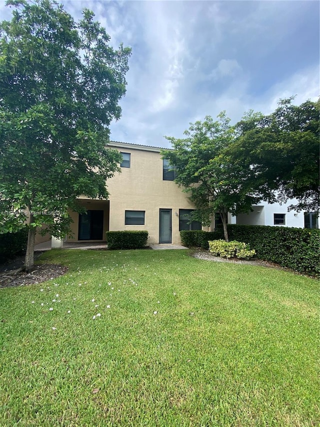 view of front facade featuring a front yard