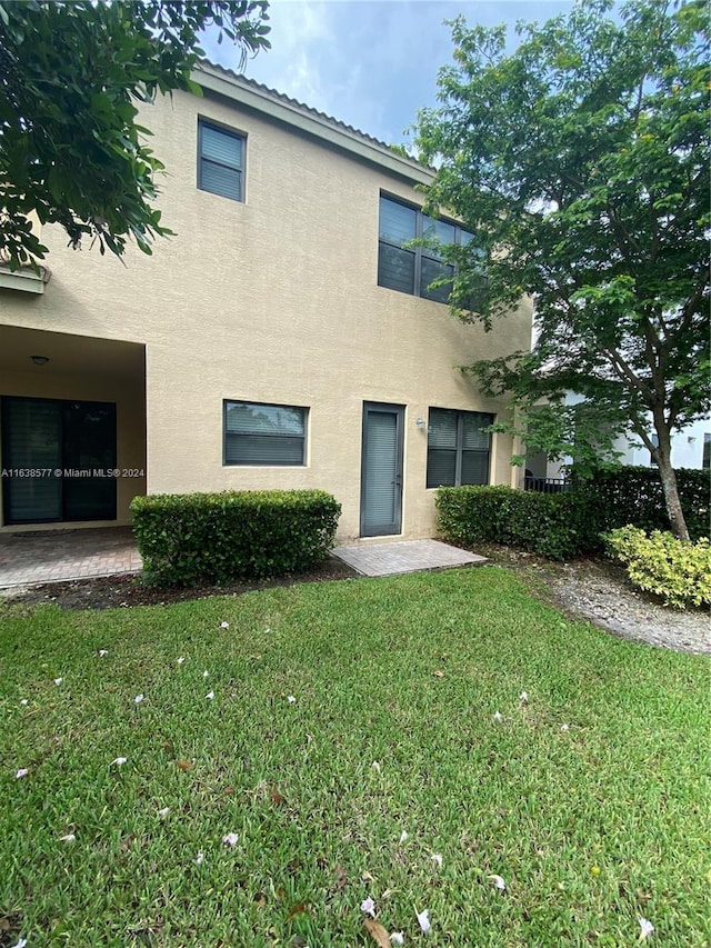 view of front facade featuring a front lawn