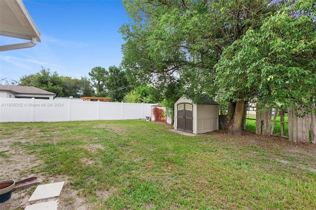 view of yard featuring a storage shed