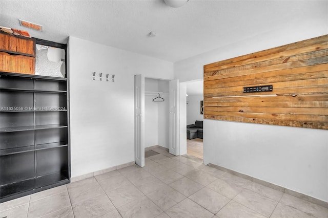 laundry area featuring water heater and washer and dryer