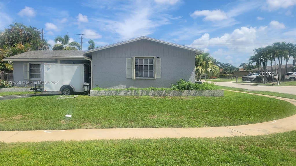 view of front of house with a front lawn