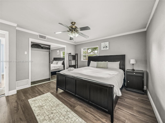 bedroom featuring ceiling fan, dark wood-type flooring, ornamental molding, and a closet