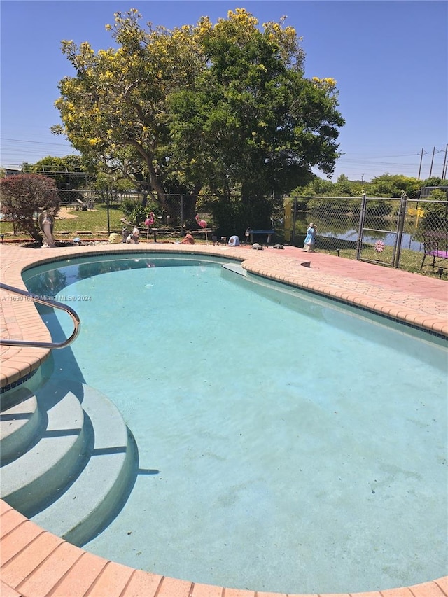 view of swimming pool