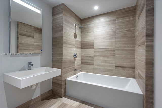 bathroom featuring tiled shower / bath