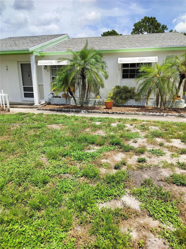 view of front facade featuring a front lawn