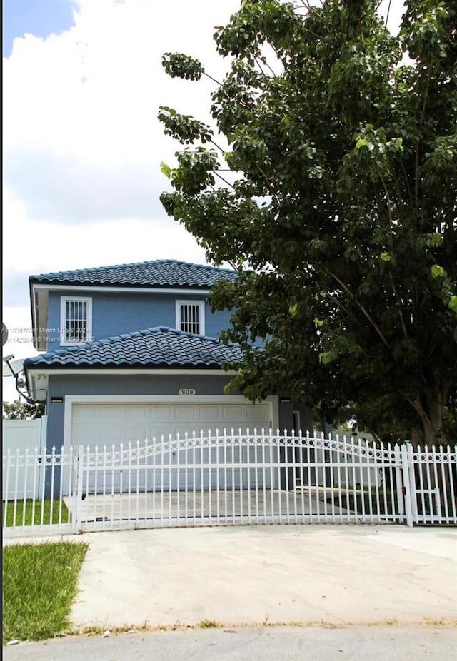 view of front facade featuring a garage