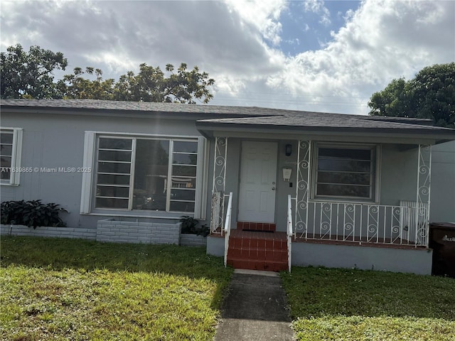 view of front of property featuring a front lawn