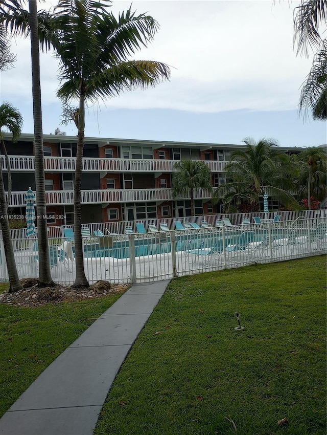 view of swimming pool featuring a lawn