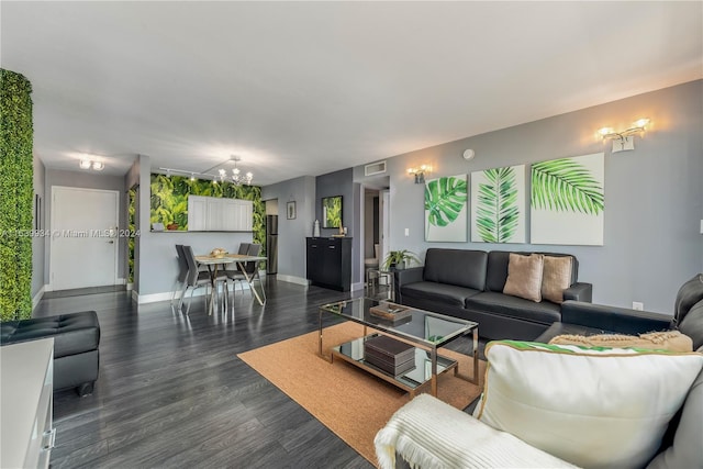 living room featuring a chandelier, baseboards, visible vents, and dark wood-style flooring