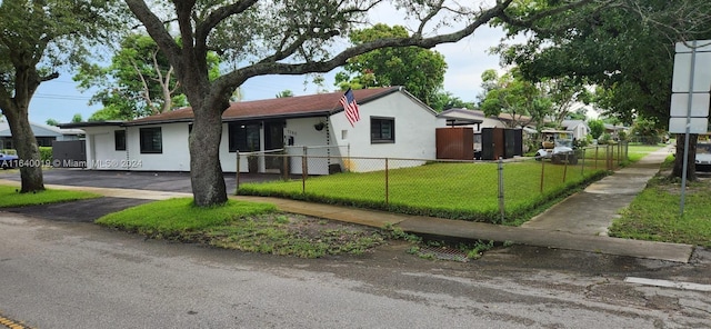 view of front of house featuring a front yard