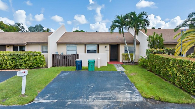 ranch-style house featuring a front lawn