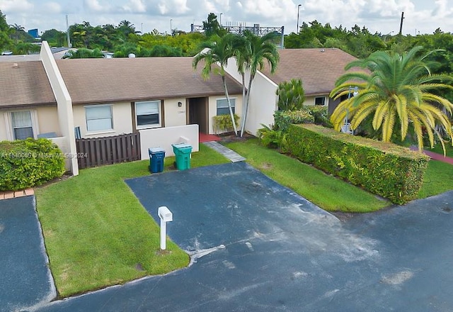 ranch-style house featuring a front yard