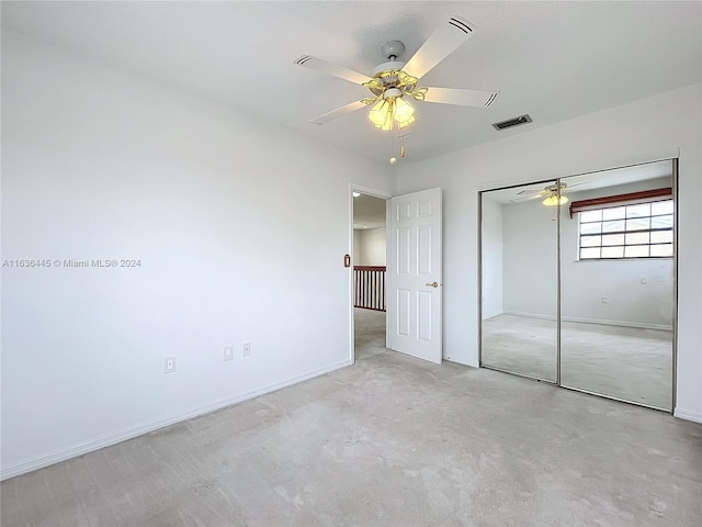 unfurnished bedroom featuring ceiling fan and a closet