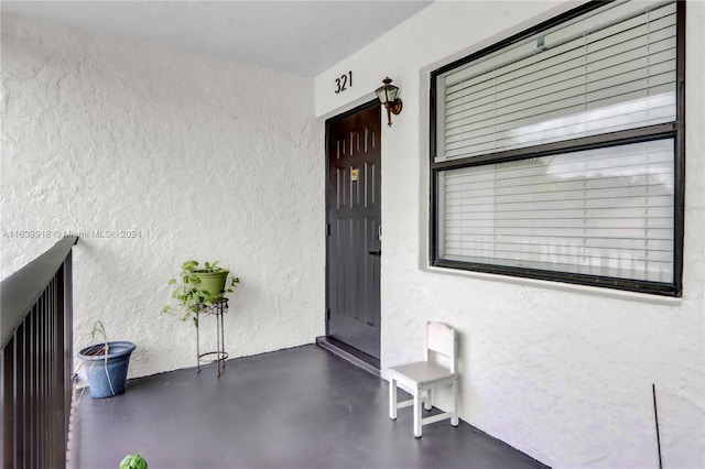 view of exterior entry with stucco siding