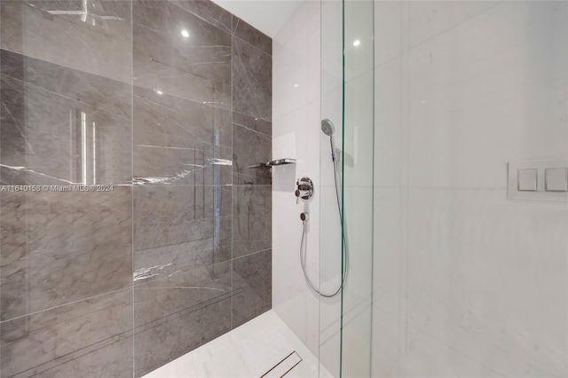 bathroom featuring tiled shower