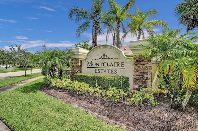 community / neighborhood sign featuring a lawn