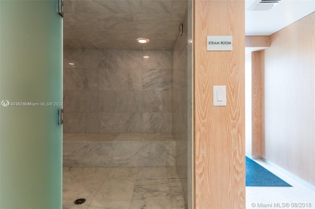 bathroom featuring a tile shower