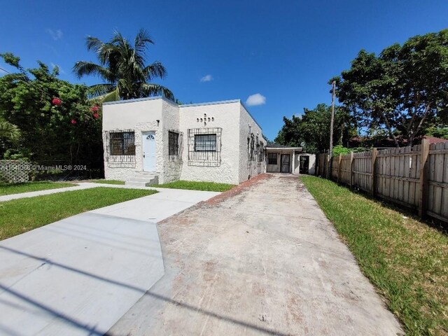 view of front of property featuring a front lawn