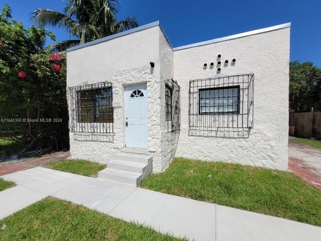 view of front of property featuring a front lawn