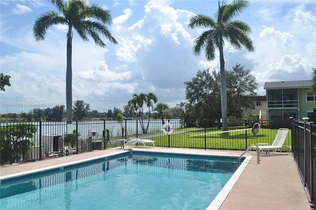 view of swimming pool featuring a yard