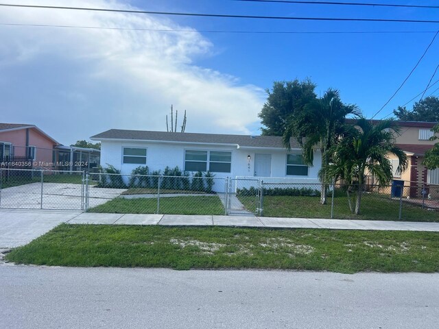 single story home featuring a front lawn