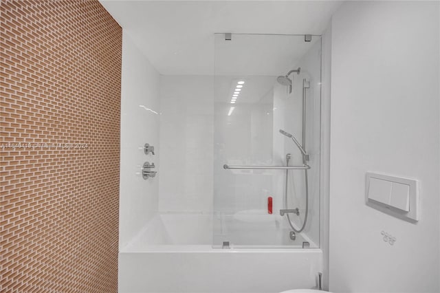 bathroom featuring tiled shower / bath