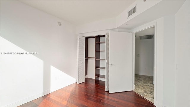 empty room featuring dark hardwood / wood-style floors