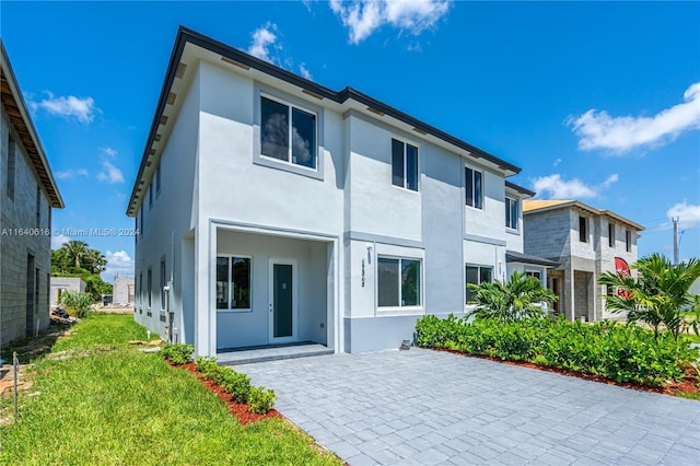 view of front of home featuring a patio area and a front yard