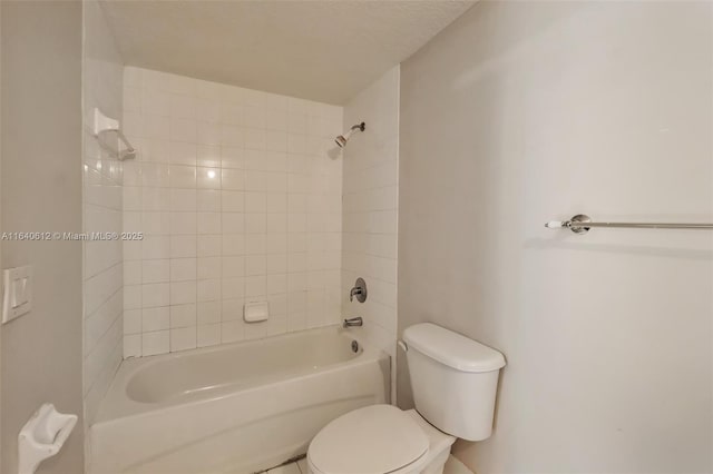 bathroom with tiled shower / bath and toilet