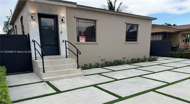 view of front of home featuring a patio area