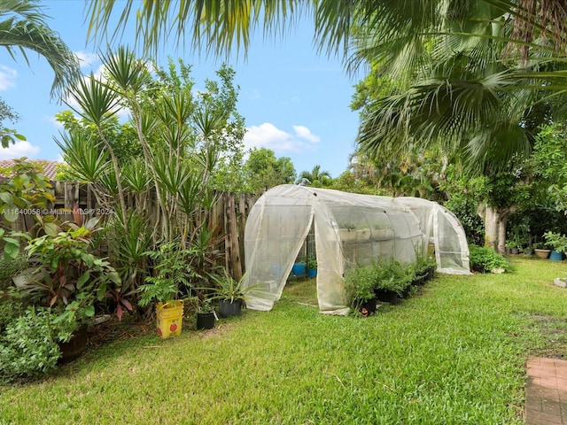 view of yard with an outbuilding