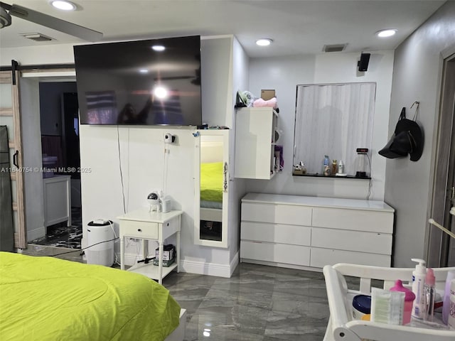 bedroom featuring a barn door