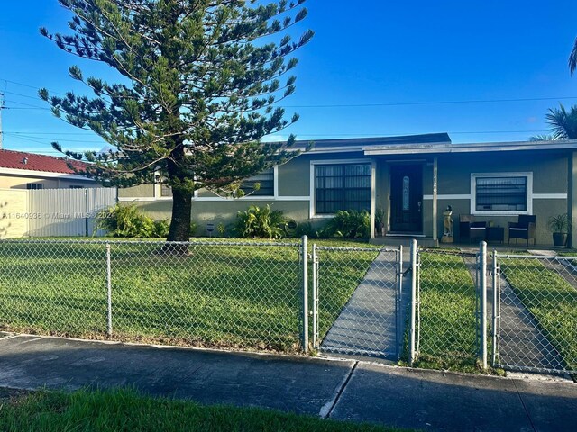 view of front facade with a front yard