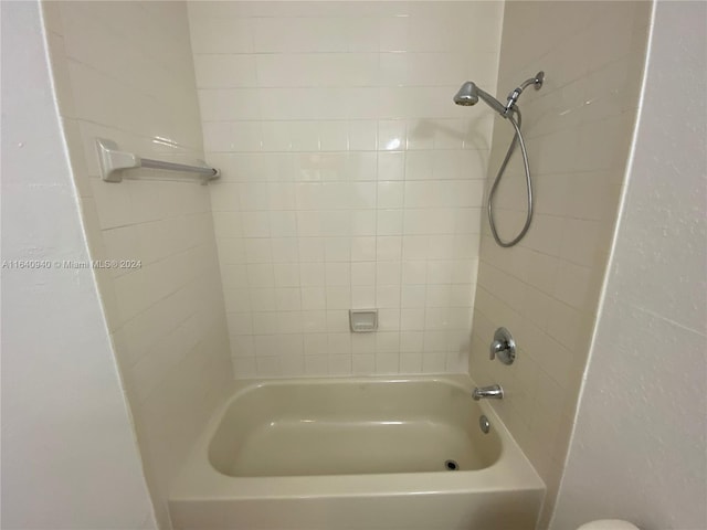 bathroom with tiled shower / bath