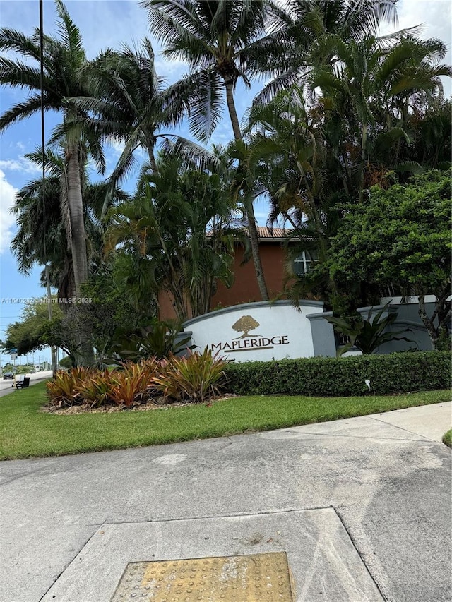 community sign with a yard