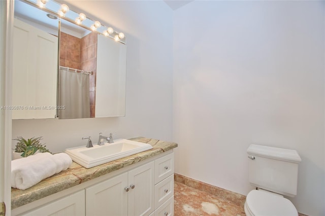 2941 Paddock Ln, Weston, FL 33331 - full bathroom featuring vanity, toilet, a shower with curtain, and baseboards