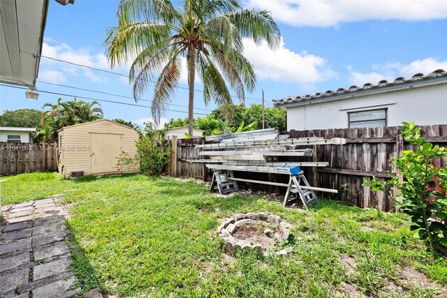 view of yard featuring a shed