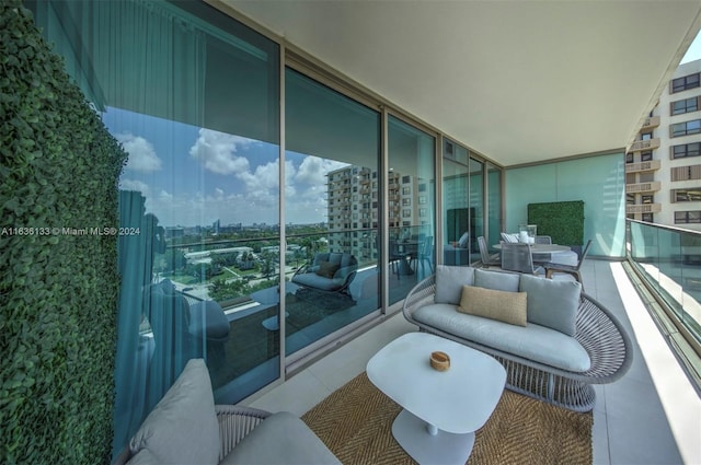 balcony featuring an outdoor hangout area