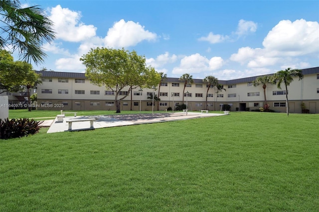 view of property's community featuring a yard