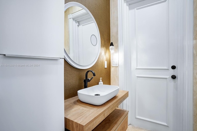 bathroom featuring sink