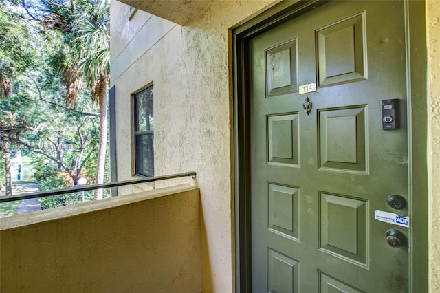 property entrance featuring a balcony