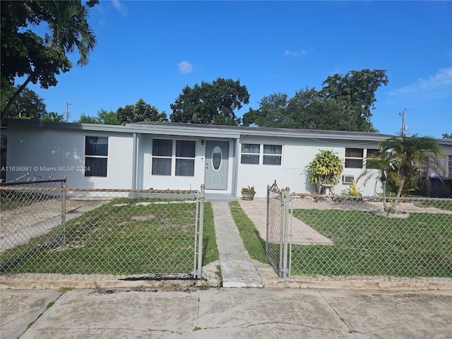 view of front of property featuring a front yard