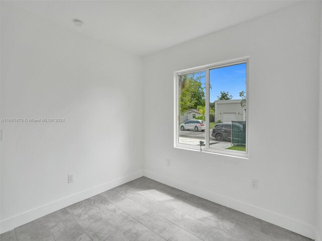 spare room with light tile patterned flooring