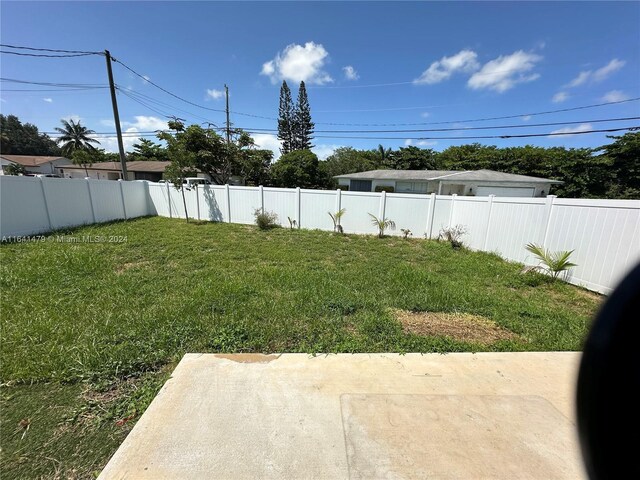 view of yard with a patio area