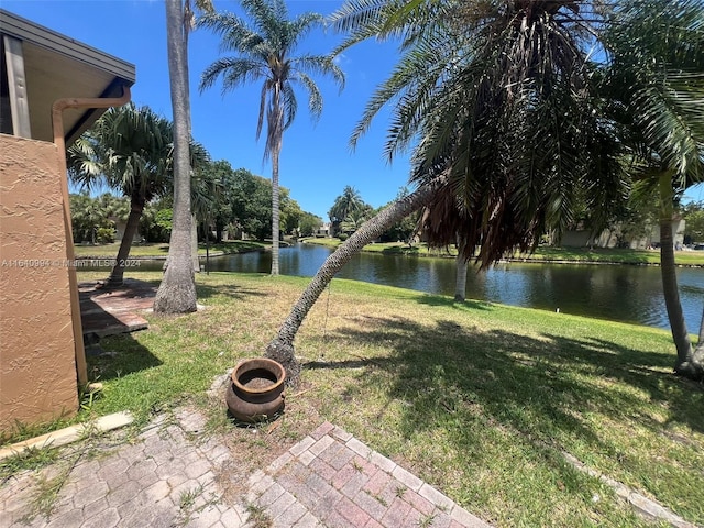 view of yard featuring a water view