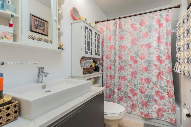 full bathroom with shower / bath combo with shower curtain, vanity, and toilet