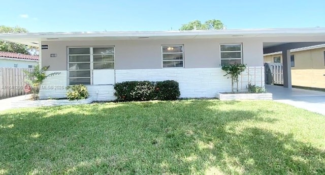 view of front of property featuring a carport and a front lawn