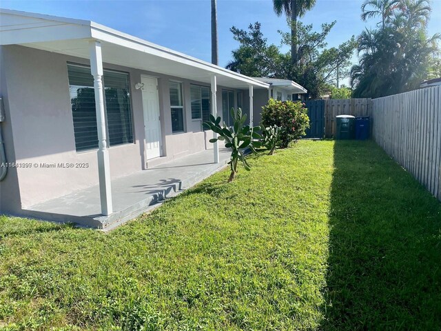 1005 NE 2nd St, Hallandale Beach, FL 33009 - view of yard featuring fence
