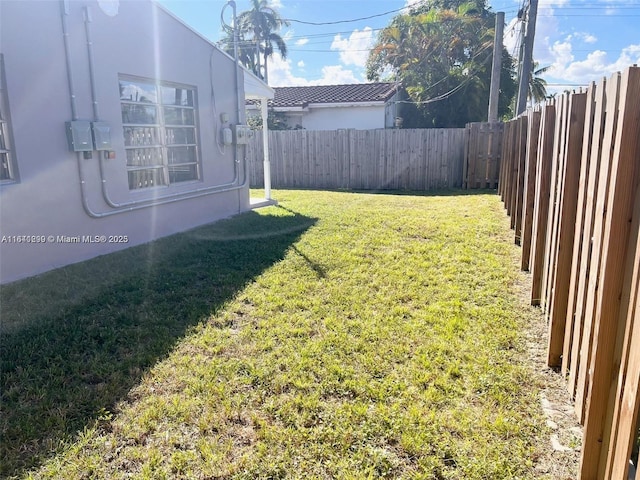 1005 NE 2nd St, Hallandale Beach, FL 33009 - view of yard featuring a fenced backyard