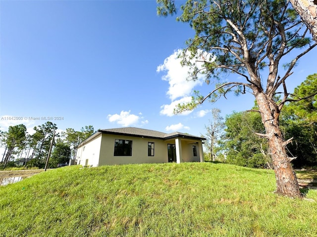 exterior space featuring a lawn